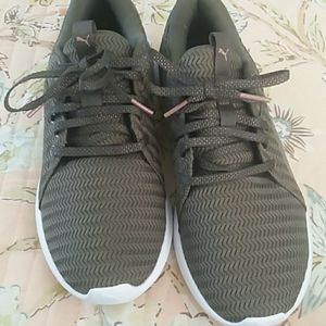 Puma army/olive green tennis shoes